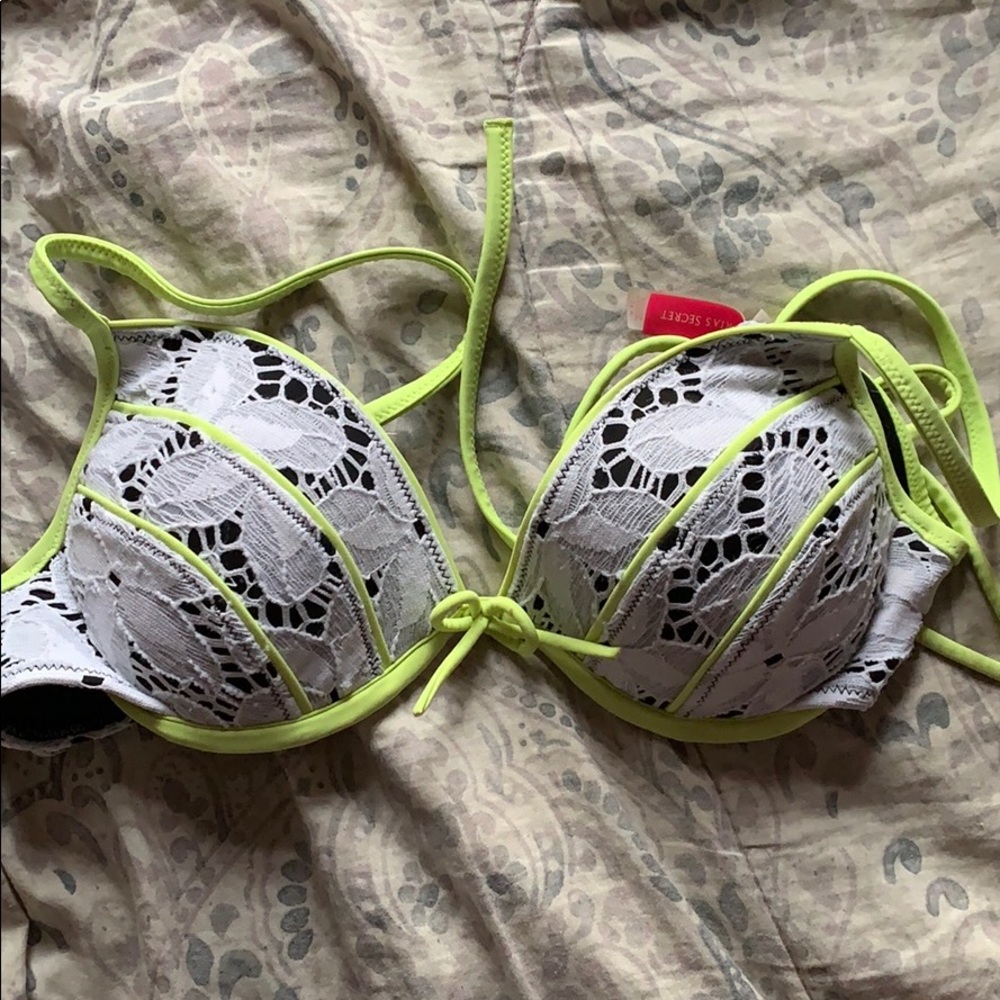 Victoria’s Secret bathing suit top 34 A
